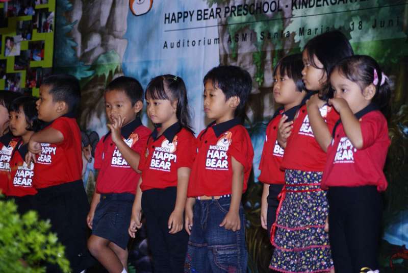 Wisuda anak playgroup#|#|#Anak-anak playgroup berfoto bersama sebelum menerima trophy dan topi wisuda dalam acara Pentas Seni dan Wisuda Siswa Happy Bear Preschool - Kindergarten|||0