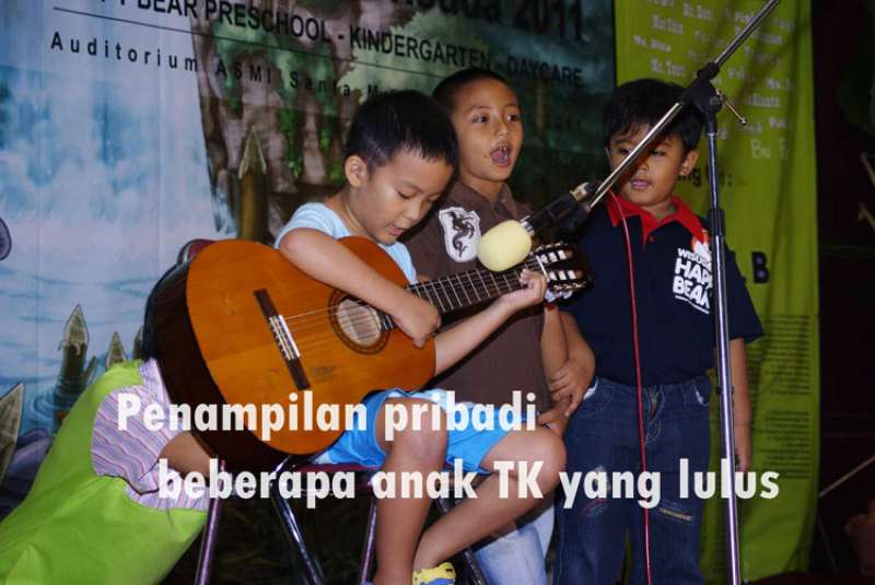 Persembahan Siswa TK Happy Bear#|#|#3 siswa TK yang telah lulus dari TK, menyumbang lagu untuk guru tercinta mereka. |||0.1