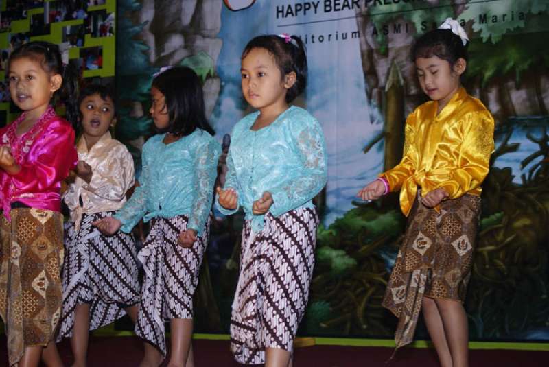 Persembahan Tari dari Anak TK Happy Bear#|#|#Anak-anak TK mempersembahkan tarian daerah saat acara Pentas Seni dan Wisuda Happy Bear Preschool - Kindergarten. Mereka bekerja keras selama 6 bulan untuk mempersembahkan yang terbaik.|||0.2