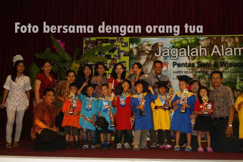 Foto Bersama#|#|#Orang tua dan anak-anak mereka yang telah lulus dari TK Happy Bear berfoto bersama.|||0.3