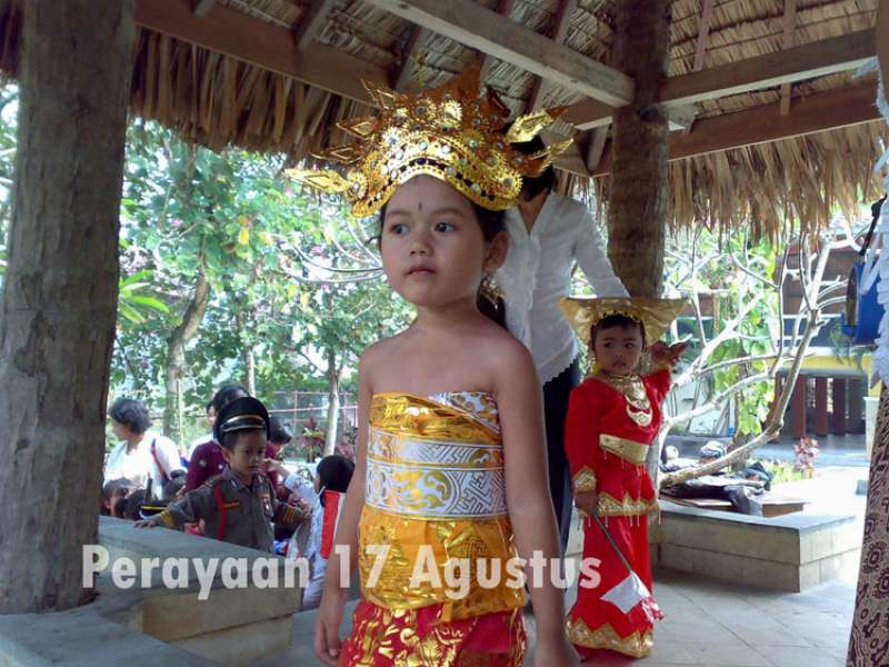 Perayaan 17 Agustus#|#|#Anak-anak merayakan acara 17 Agustus dengan berpakaian adat asal daerah masing-masing. Mengingatkan kita akan masa-masa kecil kita sebagai orang tua.|||0.4