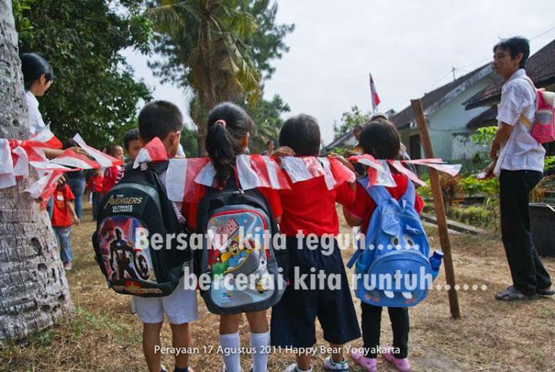 Perayaan 17 Agustus#|#|#Bersatu kita teguh, bercerai kita runtuh. Anak kecil aja tahu....|||0.6