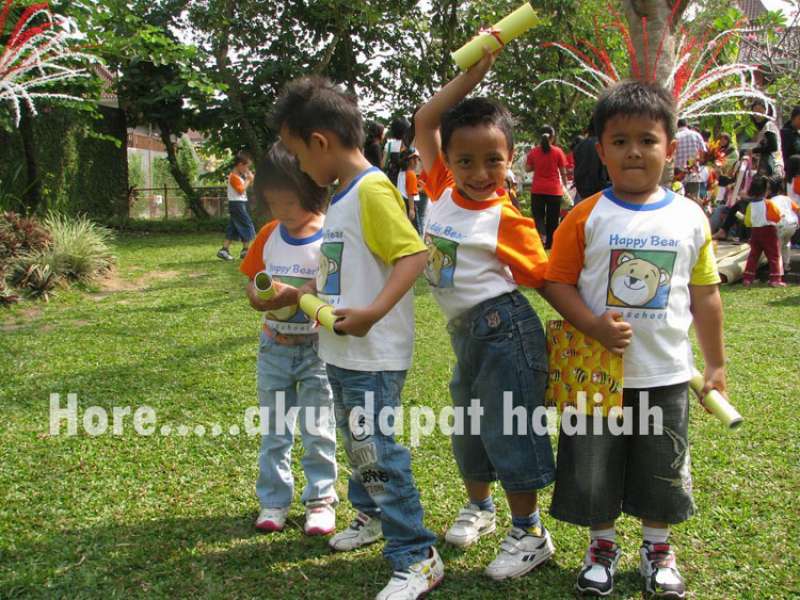 Perayaan 17 Agustus#|#|#Hore...aku menang.......Aku juga dapat hadiah.|||0.7