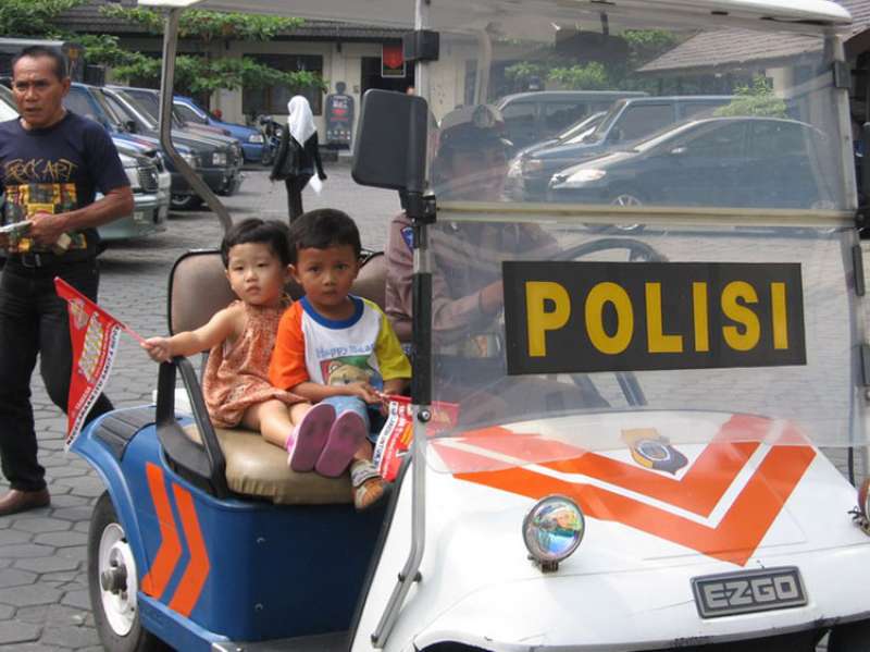 Acara minitrip sekolah#|#|#Minitrip ke kantor polisi. Polisi adalah sahabat kita. Melindungi dan melayani...|||0.8