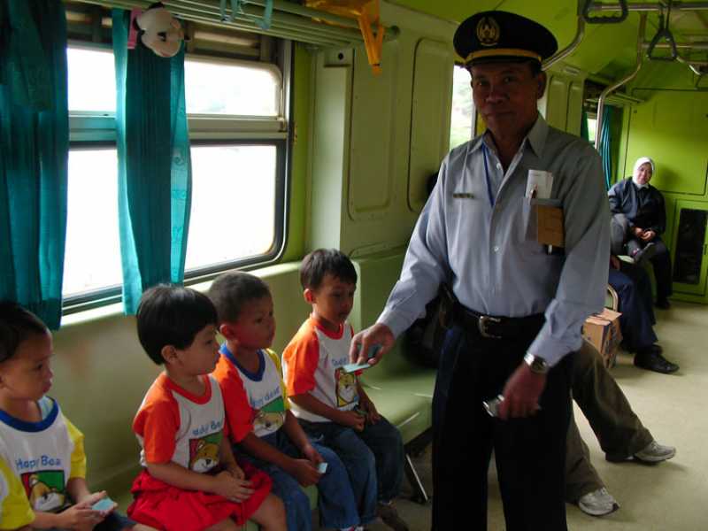 Acara minitrip sekolah#|#|#Minitrip naik kereta Pramex (prambanan express) dari Jogja - Solo - Jogja. Pak kondektur ini karcisku.....|||0.9