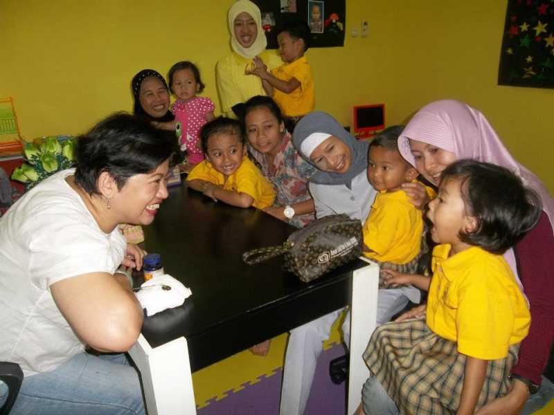 Pemeriksaan Dokter Gigi#|#|#dr. Aneliya sedang cek gigi anak-anak Happy, Kiddy class satu persatu. ayo buka mulutnya..aaaaa..... :D|||0