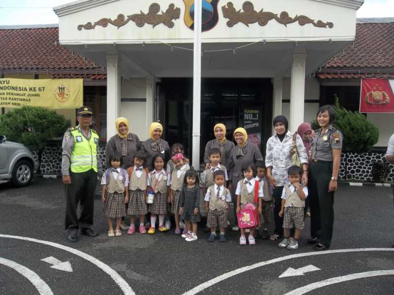Minitrip ke kantor polisi#|#|#|||0.66666666666667
