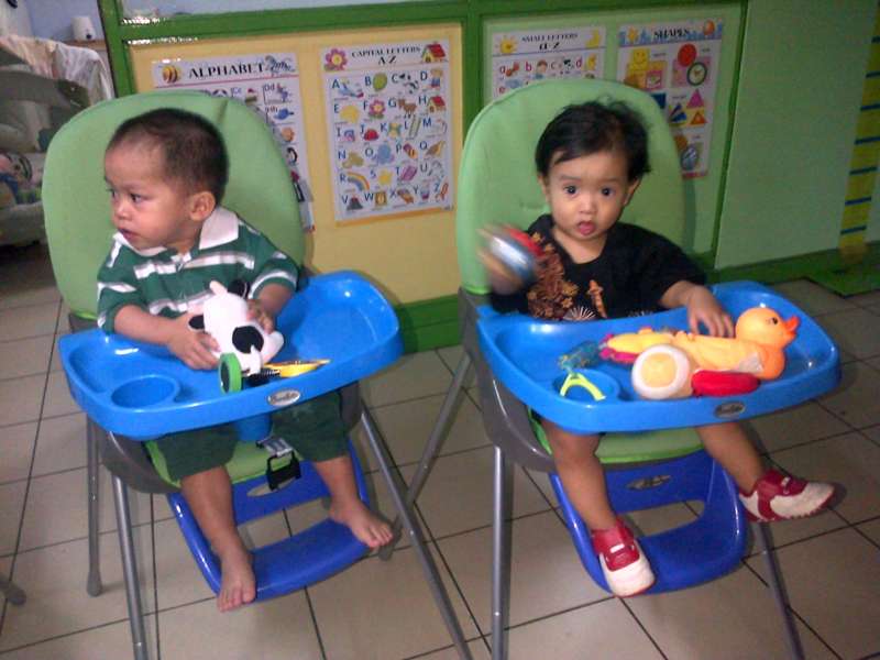 Sabar menunggu dijemput#|#|#Menunggu dijemput sambil nonton serial anak sholeh "Nadia dan Syamil"|||0.9