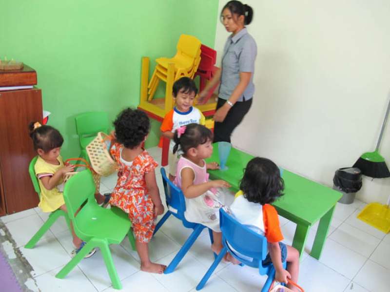 Anak-anak daycare sedang bermain dan belajar#|#|#|||0.5