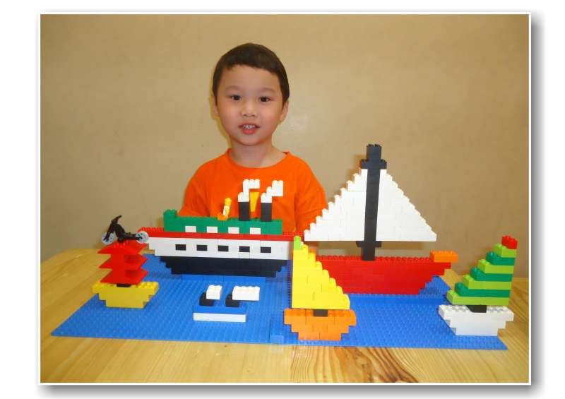 MOSAIC (4-6yrs)#|#|#Sebuah level dimana anak-anak akan menggunakan <br />
brick lego yang berbagai macam bentuk dan warna <br />
yang ditempel di sebuah plate. Anak-anak akan <br />
diberikan construpedia atau panduan building<br />
 sesuai dengan kurikulum dan tema yang ada. |||0