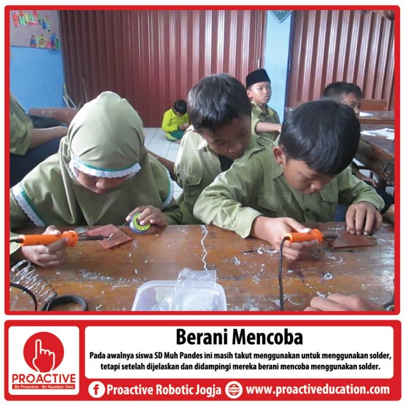 Kegiatan Ekstrakurikuler di Sekolah#|#|#Lihat...mereka berani mencoba untuk merangkaikan komponen ke PCB lho dengan cara menyolder. Berani coba??|||0.44444444444444