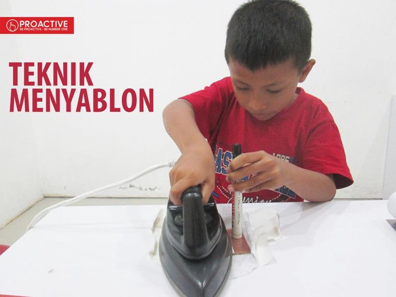 Teknik Menyablon di Kelas Membuar Robot#|#|#Menyablon robot merupakan salah satu rangkaian proses mengasikkan dalam membuat robot hasil karyamu sendiri. Awas hati-hati panas ya...|||0.66666666666667