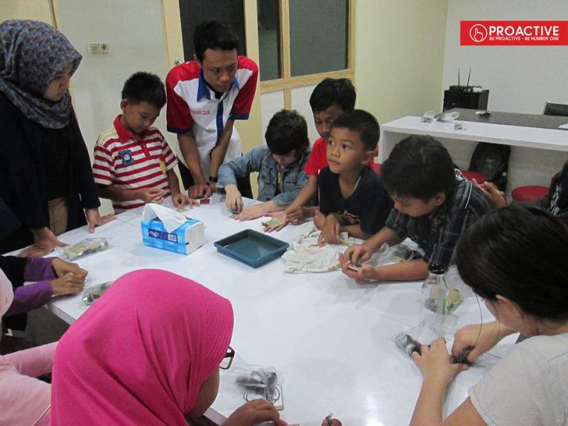 Suasana Kelas Belajar Robot di Proactive#|#|#Berikut adalah suasana saat workshop dan pelatihan belajar bersama robotik. Banyak teman kalian kan...|||0.88888888888889